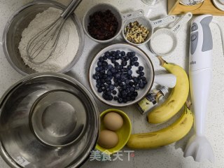 #早饭#不消挨收收酵的蔓越莓蓝莓喷鼻蕉齐麦蛋糕的做法步调：1