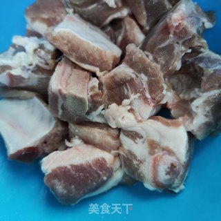 喷鼻干毛豆烧胁排的做法步调：1