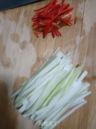 西葫芦炒鸡蛋的做法步调：1