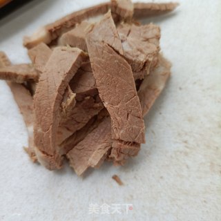 驴肉炒韭菜苔的做法步调：3