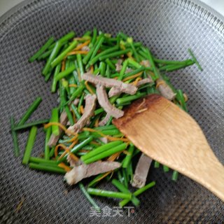 驴肉炒韭菜苔的做法步调：8