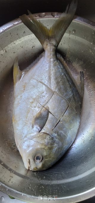 喷鼻煎鲳鱼的做法步调：1