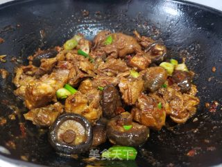 喷鼻菇炖青足鸡的做法步调：13