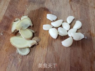 喷鼻菇炖青足鸡的做法步调：3