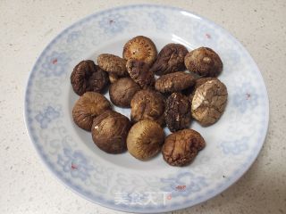 喷鼻菇炖青足鸡的做法步调：1