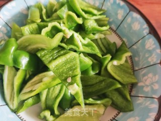 青虾炒辣椒的做法步调：1