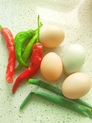 辣椒烹鸡蛋的做法步调：1