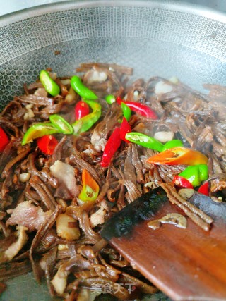 鹿角菇炒肉的做法步调：9