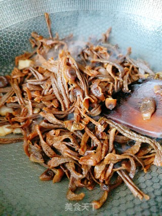 鹿角菇炒肉的做法步调：6