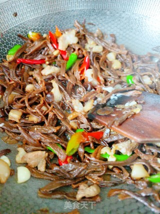 鹿角菇炒肉的做法步调：11