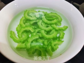 凉拌苦瓜的做法步调：2