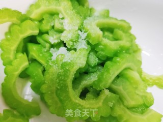 凉拌苦瓜的做法步调：3