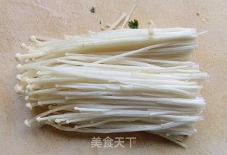 金针菇菠菜拌煎蛋的做法步调：2