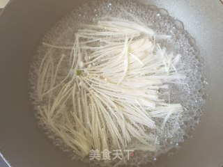 金针菇菠菜拌煎蛋的做法步调：4