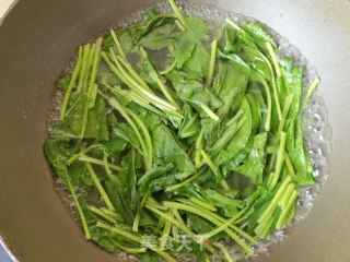 金针菇菠菜拌煎蛋的做法步调：3