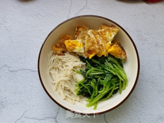 金针菇菠菜拌煎蛋的做法步调：8