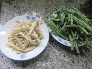 火笋烧豇豆的做法步调：1