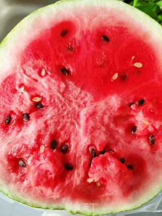 西瓜冻碰奶的做法步调：1