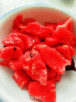 西瓜冻碰奶的做法步调：2