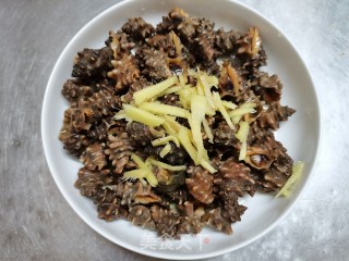 雪菜汁蒸黄螺 的做法步调：3