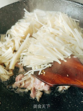 金针菇炒肉片的做法步调：6