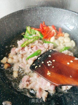 金针菇炒肉片的做法步调：5