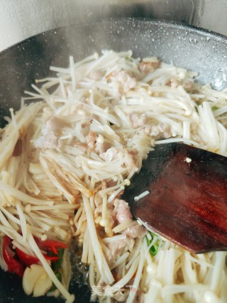 金针菇炒肉片的做法步调：7