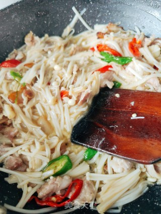 金针菇炒肉片的做法步调：8