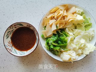 包菜炒干豆腐的做法步调：1