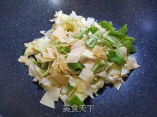 包菜炒干豆腐的做法步调：2