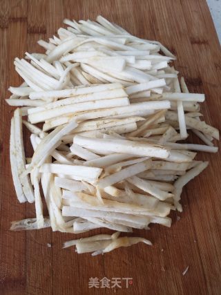 茄子炒鸡胸肉的做法步调：2