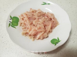 茄子炒鸡胸肉的做法步调：1