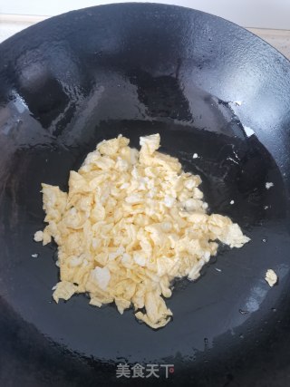 喷鼻葶炒鸡蛋的做法步调：4
