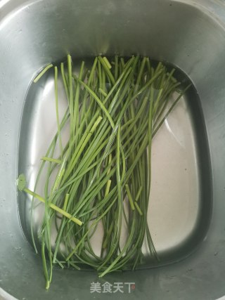 喷鼻葶炒鸡蛋的做法步调：1