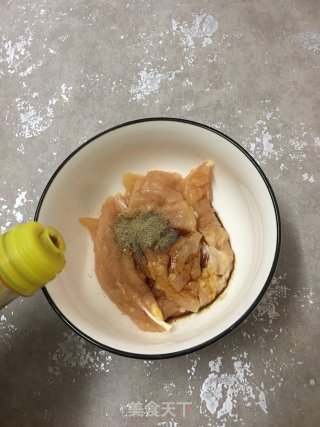 喷鼻煎鸡胸肉的做法步调：4