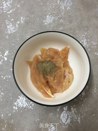 喷鼻煎鸡胸肉的做法步调：3
