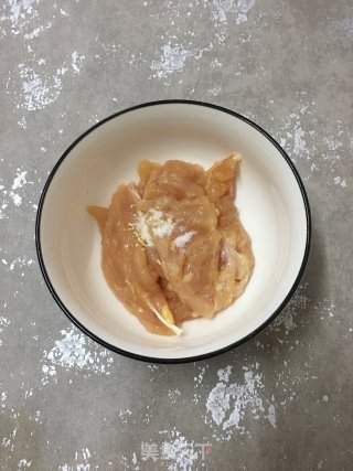 喷鼻煎鸡胸肉的做法步调：2