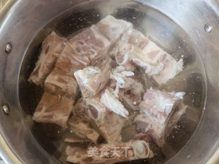 喷鼻辣羊脊骨的做法步调：3