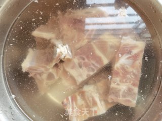 喷鼻辣羊脊骨的做法步调：1