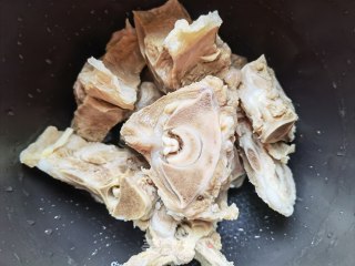喷鼻辣羊脊骨的做法步调：5
