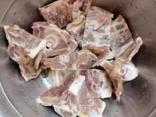 喷鼻辣羊脊骨的做法步调：2