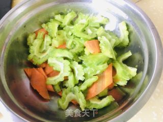 浑炒苦瓜的做法步调：1