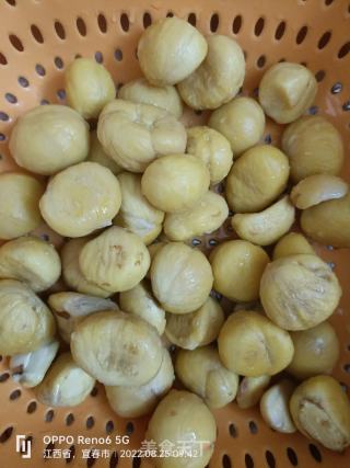 板栗烧鸡的做法步调：2