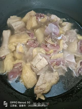 板栗烧鸡的做法步调：3