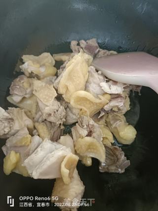 板栗烧鸡的做法步调：4