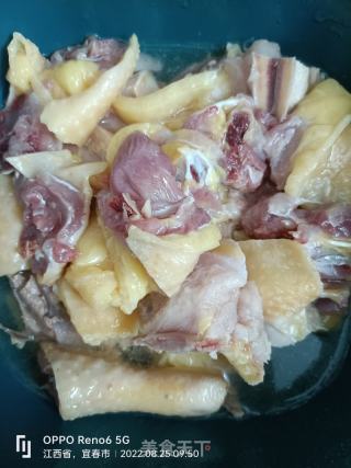 板栗烧鸡的做法步调：1