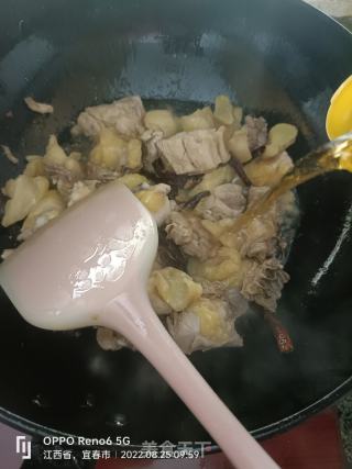 板栗烧鸡的做法步调：6