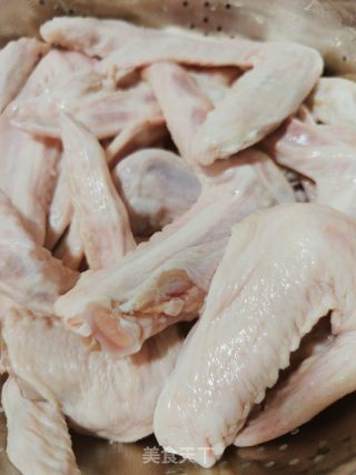 卤鸭翅的做法步调：1