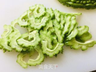 苦瓜炒鸡蛋的做法步调：2