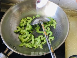 苦瓜炒鸡蛋的做法步调：6